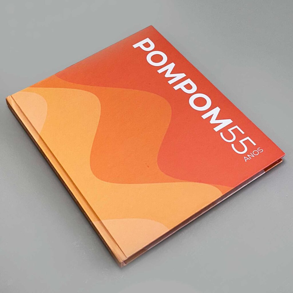 Projeto gráfico interno do livro Pompom mostrando a evolução das embalagens e marketing.